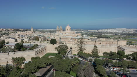 toma de drones de los muros de fortificación, la zanja y la ciudad medieval de mdina, en las islas maltesas