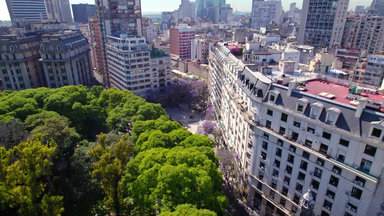 órbita aérea que establece la arquitectura europea representativa del centro de buenos aires en un día soleado, argentina