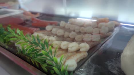 Slow-revealing-shot-of-rows-of-freshly-prepared-shrimp-in-a-restaurant-counter