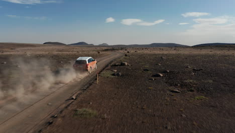 Fahrzeug-Aus-Der-Vogelperspektive,-Das-Im-Staubigen-Hochland-Islands-Auf-Dem-Land-Fährt-Und-Offroad-Beschleunigt.-Handel-Und-Versicherung.-Luftbild-Auf-4x4-fahrzeug-Auf-Isländischer-Wüstenstraße-Unterwegs