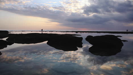 Einsamer-Surfer,-Der-An-Bali-Indonesien-Küsten-Asien-Erkundet