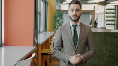 hombre de negocios en una oficina moderna