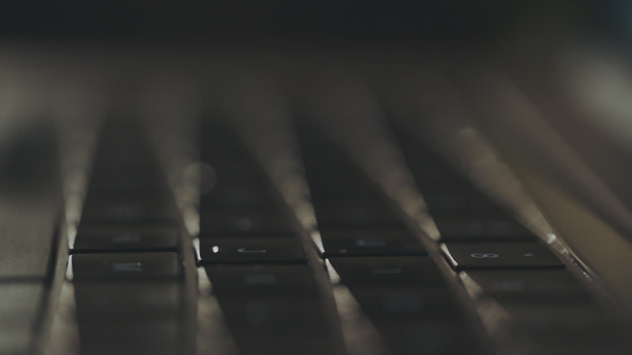 крупный план клавиатуры ноутбука