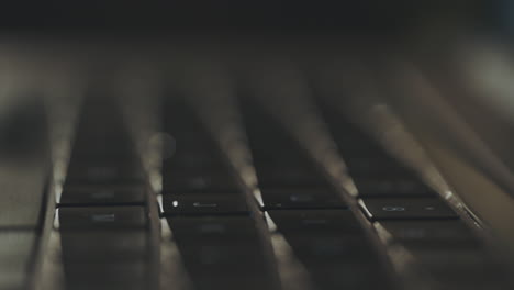 primer plano de un teclado de portátil