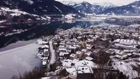 Vista-Aérea-De-Zell-Am-See,-Pueblo-De-Las-Maravillas-De-Invierno,-Llegada-Del-Tren,-Plataforma-Rodante,-Día