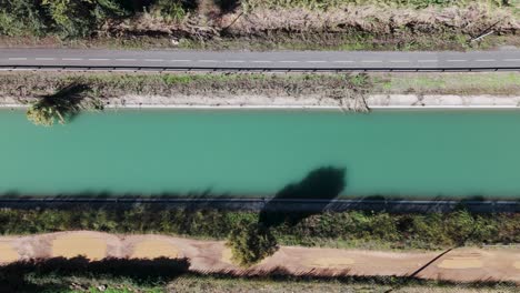el estrecho y verde río lez que fluye a través de la ciudad de montpellier
