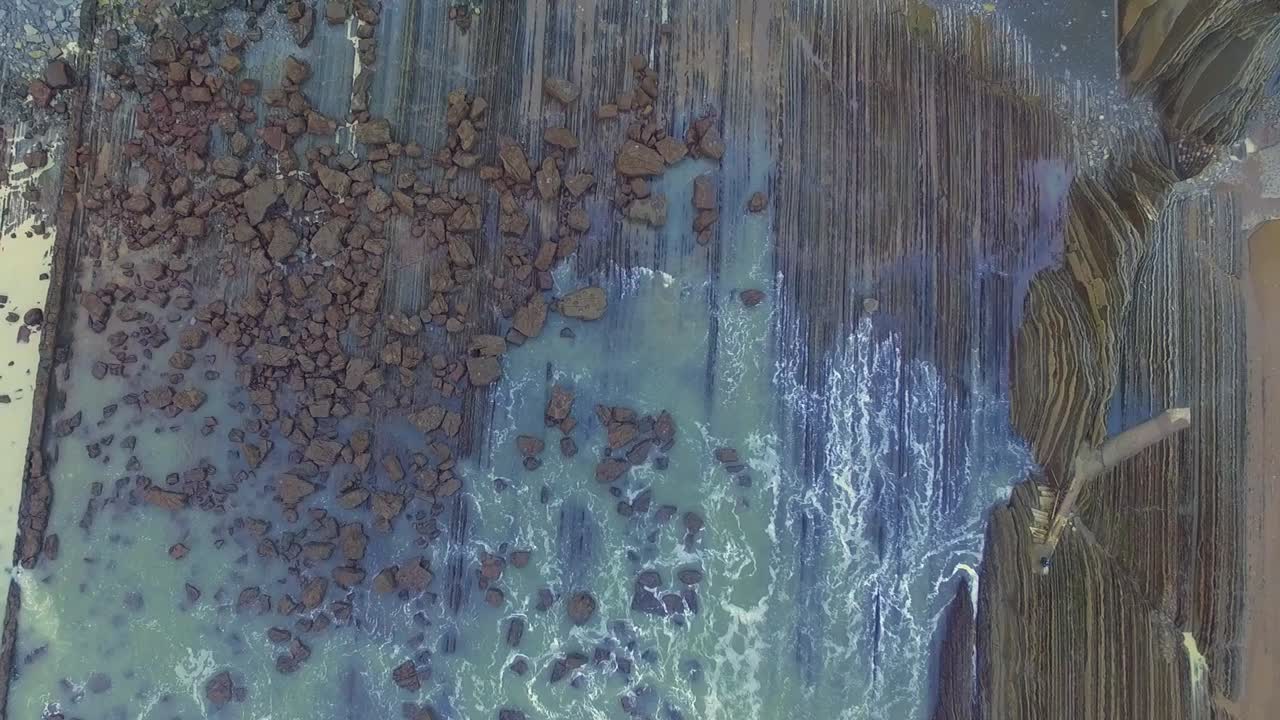 toma aérea aérea descendiendo sobre el flysch de zumaia con marea baja