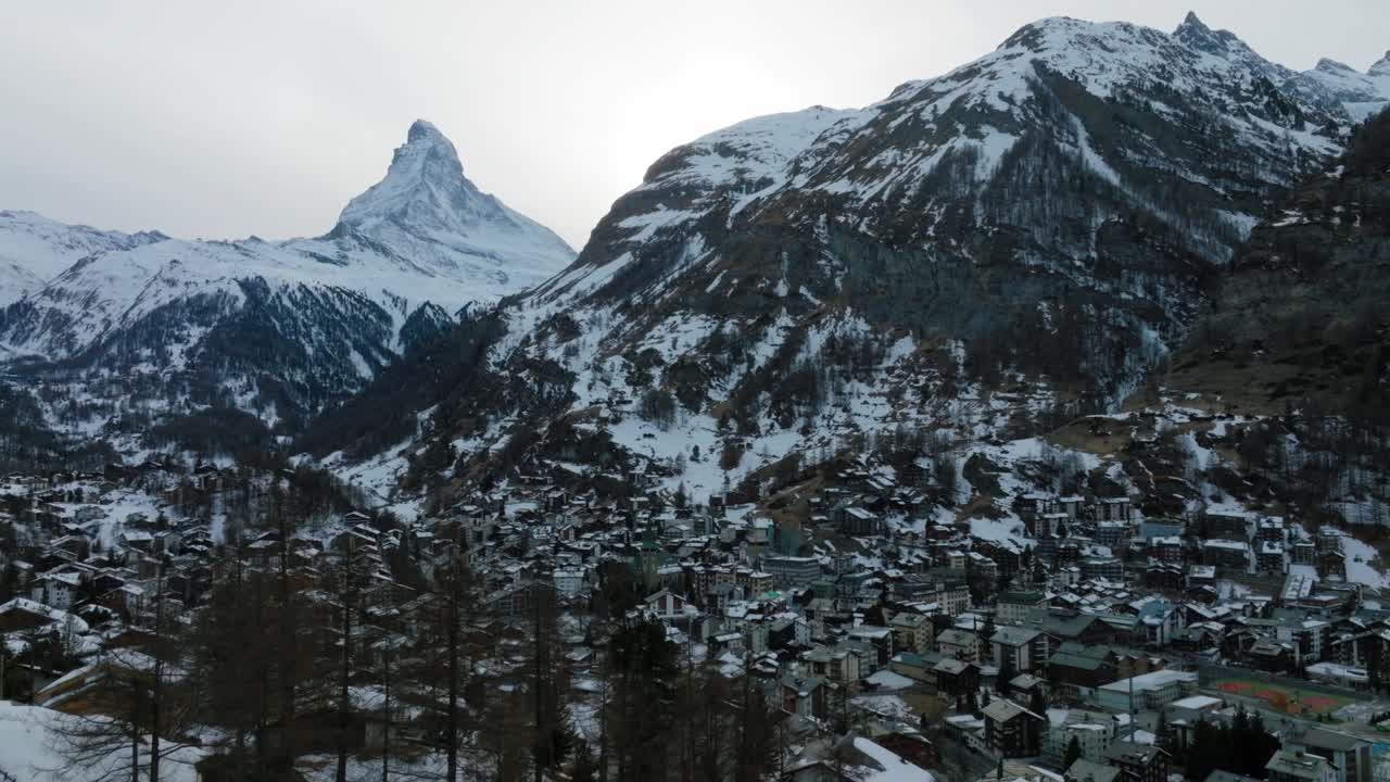 vista aérea del valle de zermatt y el pico de matterhorn por la mañana