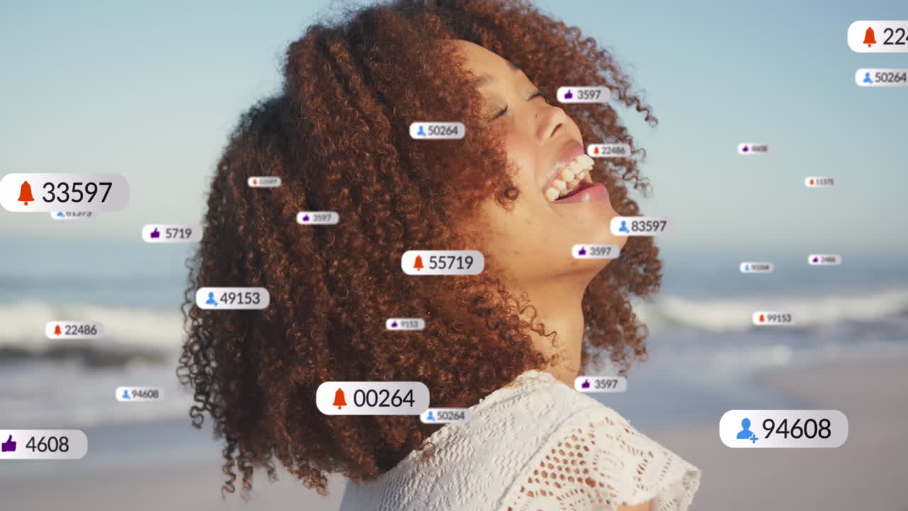 animación de texto e iconos de redes sociales sobre una mujer biracial feliz en la playa