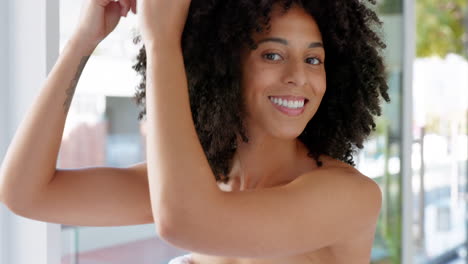 mujer negra, cabello natural y belleza mientras se