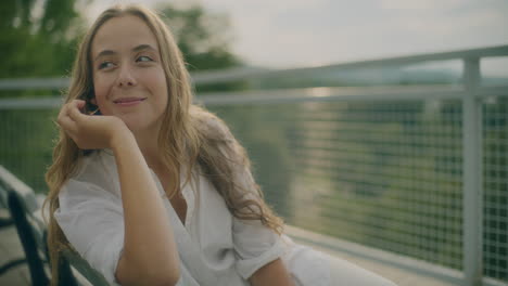 Mujer-Alegre-Positiva-Sonriente