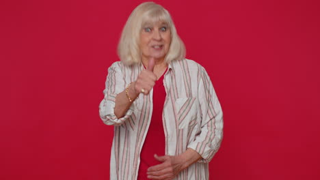 anciana elegante en camisa mostrando los pulgares hacia arriba y asintiendo con la cabeza en aprobación, buen trabajo exitoso