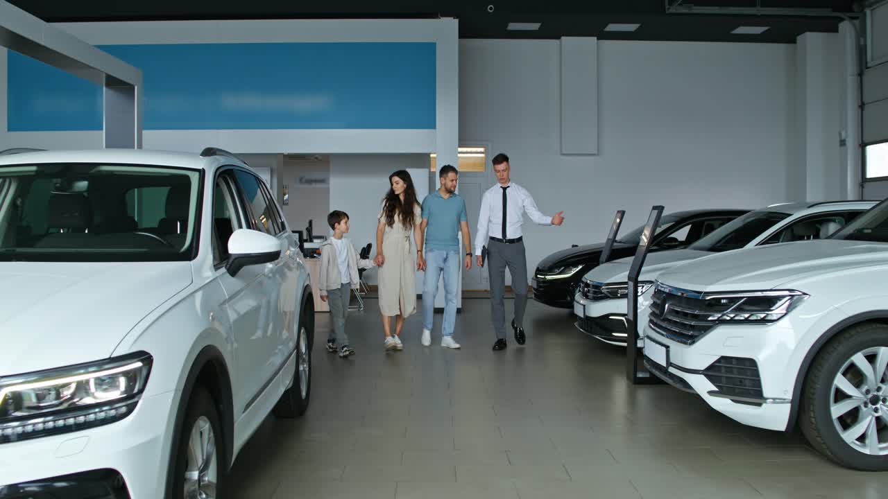 가족이 대리점에서 새로운 자동차를 구입하는 것