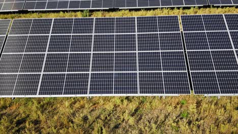 Sonnenkollektoren-Im-Grünen-Feld-An-Einem-Sonnigen-Tag---Antenne-Seitlich