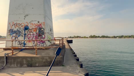 cámara insta 360 preparándose para filmar en faros en sodus point, lugar de vacaciones en nueva york en la punta de la tierra a orillas del lago ontario.