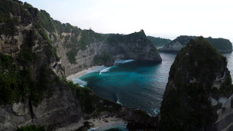 Vista-Aérea-De-Diamond-Beach-Al-Amanecer-En-Nusa-Penida,-Bali,-Indonesia