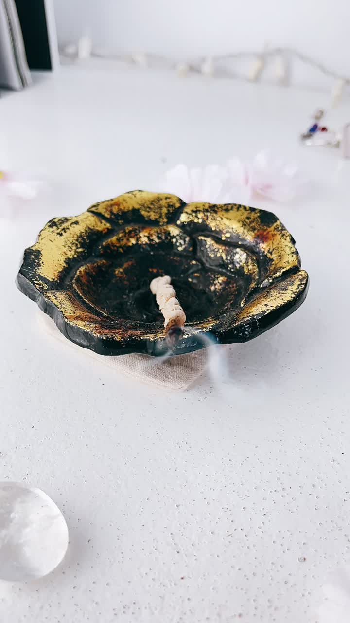 золотой и черный цветообразный кадильник