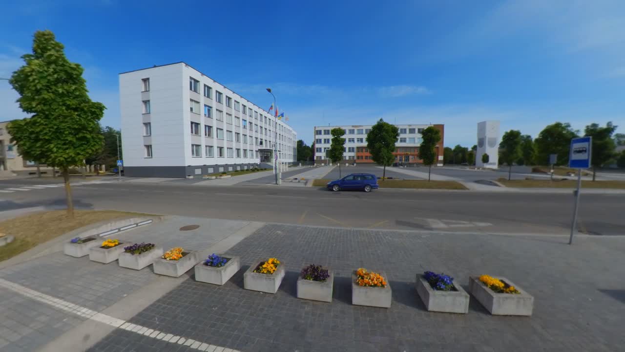 plaza central vacía el fin de semana en nawaji akmene, lituania