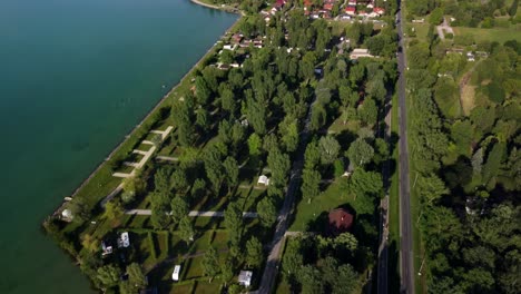 Drohne-4K-Plattensee-In-Ungarn,-Zamárdi-Mit-Im-Sommer