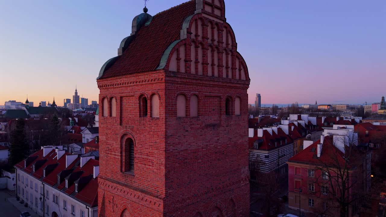 바르샤바의 오래된 도시 성 마리아의 고 양식의 성당은 은 벽돌로 지어진 건물로, 새 도시의 스카이 라인을 배경으로 해가 뜨는 순간 드론으로 촬영되었다.