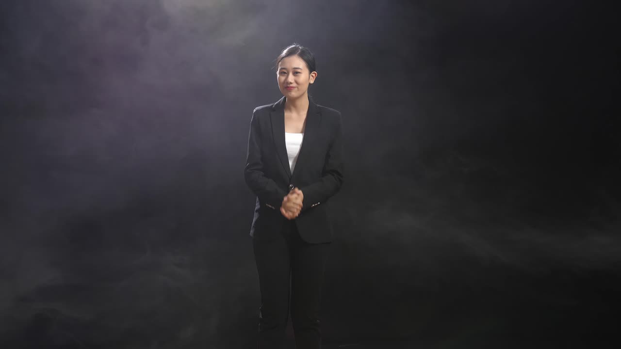 mujer de negocios confiada en un traje negro