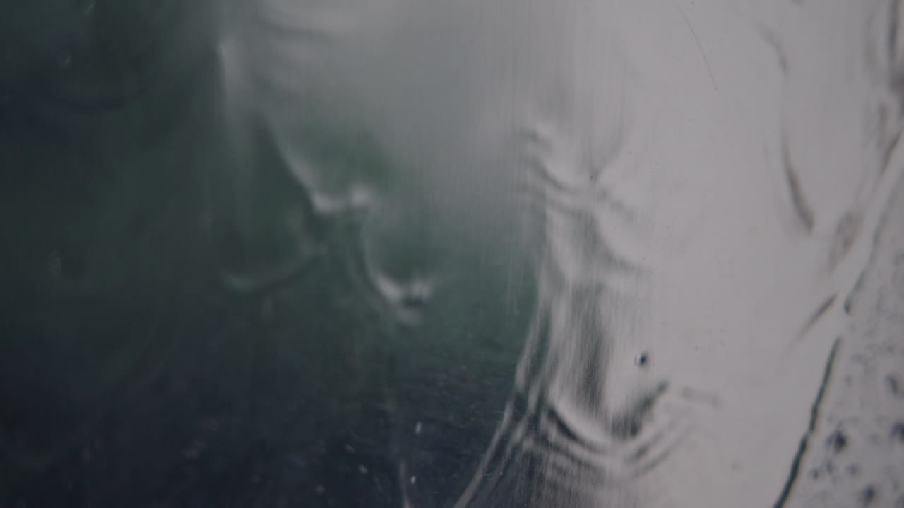 Dynamic Water Patterns Flowing on a Wet Glass Surface