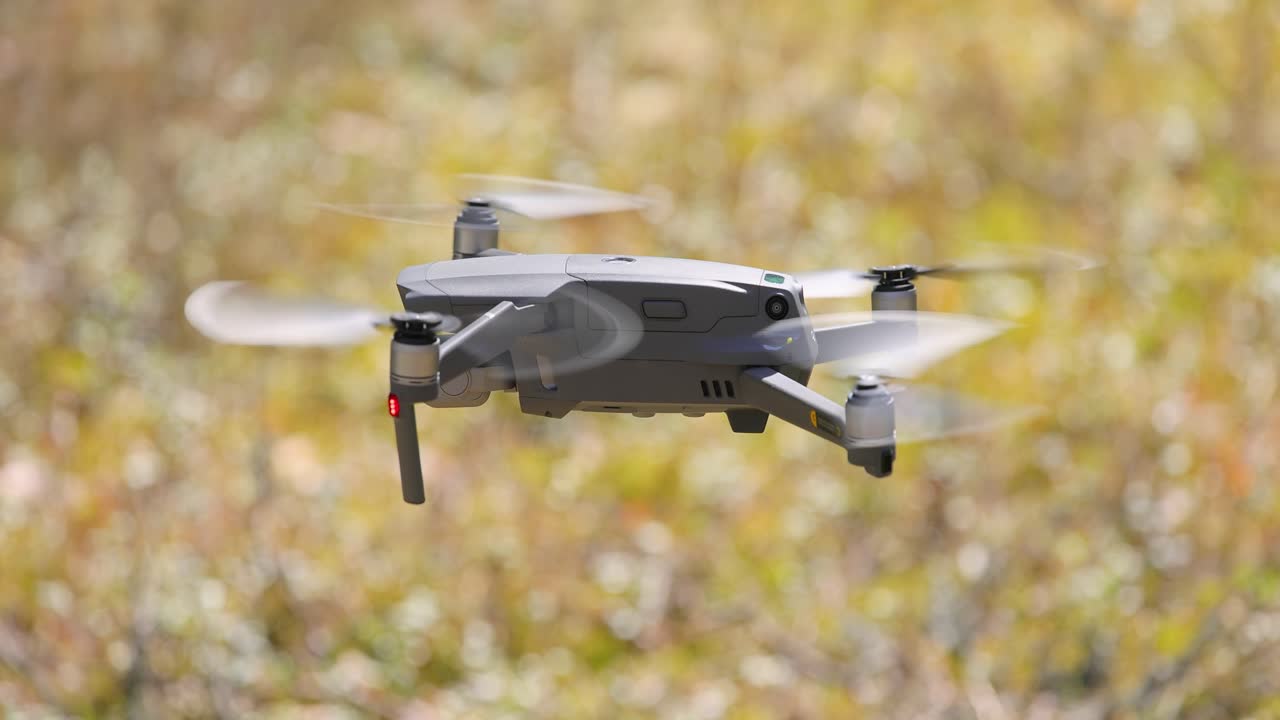 숲 에서 디지털 카메라 를 들고 비행 하는 드론  ⁇ 터