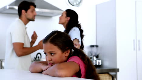 una niña se siente triste cuando sus padres pelean.