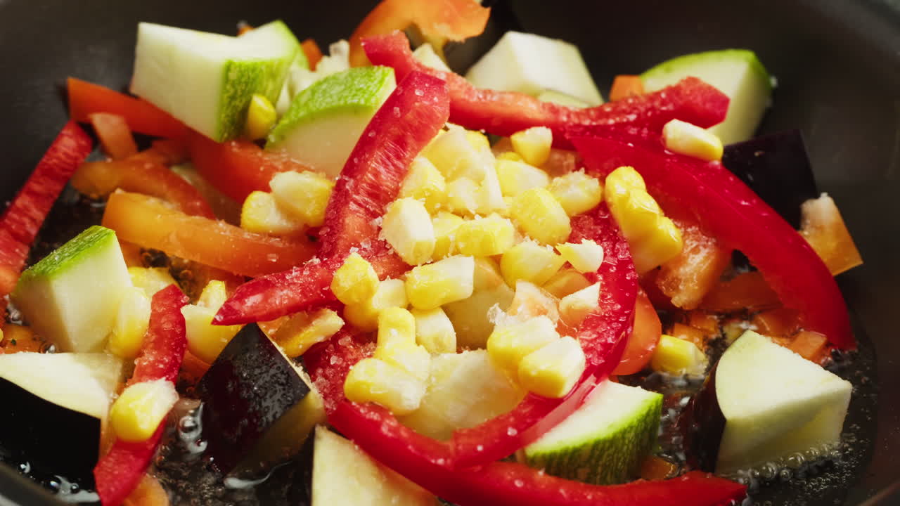 Condire verdure fresche tritate in una padella
