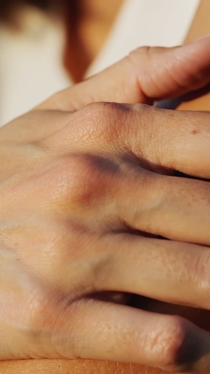 Primer plano de una mano humana con textura de piel y venas visibles