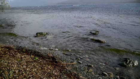 Betrachten-Sie-Die-Wunderschönen-Seen-Schottlands-An-Einem-Sehr-Windigen-Tag-Mit-Bergen-Und-Wolken-Im-Hintergrund