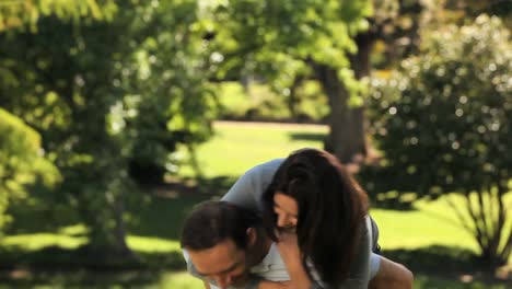 hombre cargando a su esposa