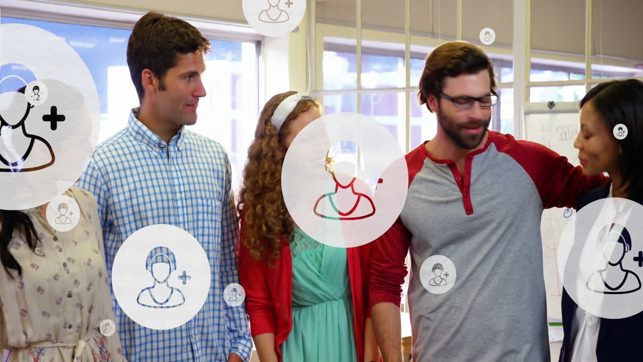 animación de iconos digitales con procesamiento de datos sobre diversas personas de negocios en la oficina