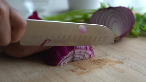 cortar cebollas rojas e ingredientes especiales para cocinar una comida dos latas de frijoles arroz plátano aguacate cebolla roja y cilantro
