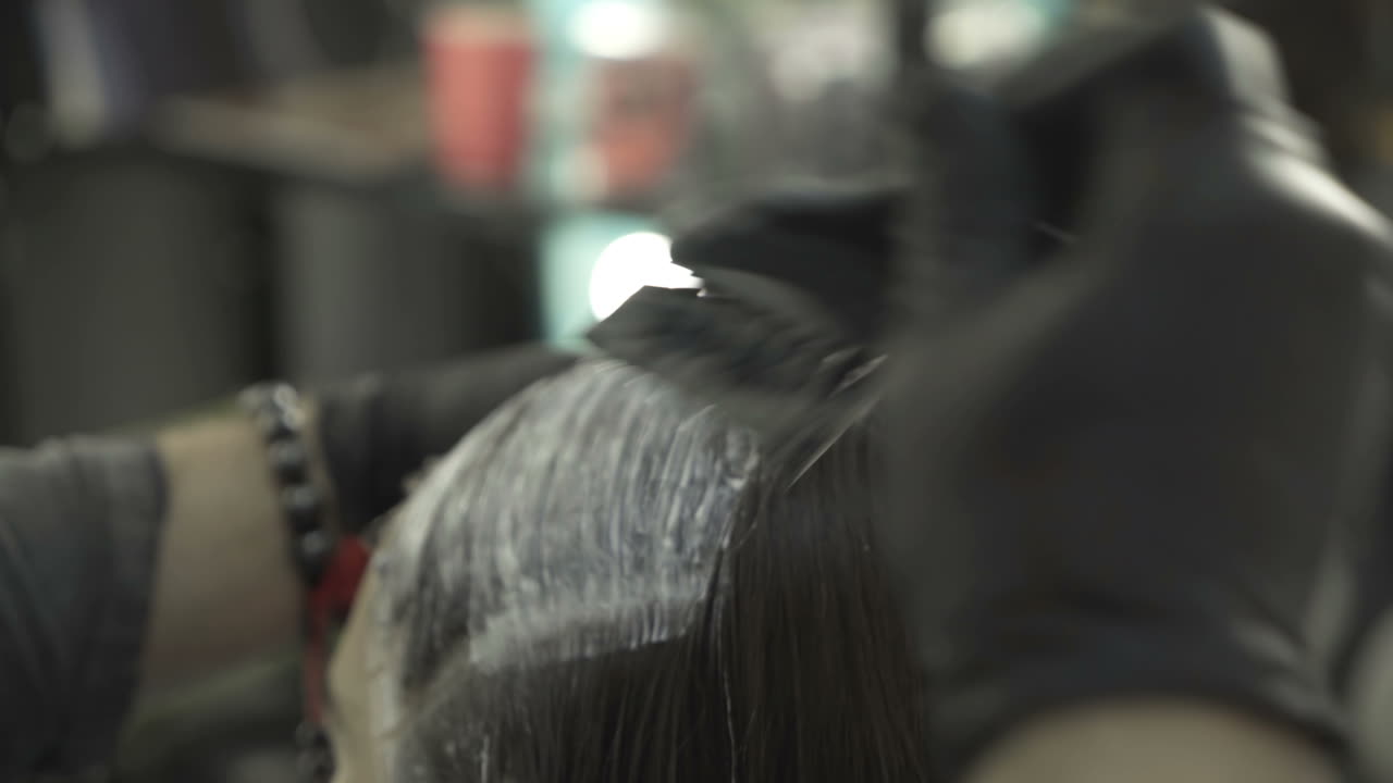 Parrucchiera che taglia i capelli alla sua cliente in un salone di parrucchiere.