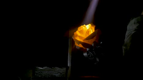 una rosa de metal siendo forjada en un fuego