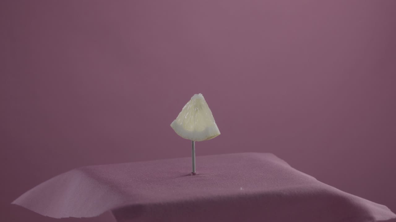 limón girando con bucle en la pantalla de fucsia para la llave de croma