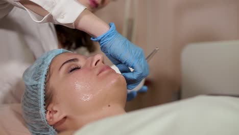 mujer recibiendo un tratamiento facial