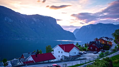 Lapso-De-Tiempo-De-5k-De-La-Puesta-De-Sol-Detrás-De-Las-Montañas-En-El-Pueblo-De-Flam-Con-Aurlandsfjords-Durante-El-Atardecer---Pequeña-Ciudad-Noruega-En-Europa