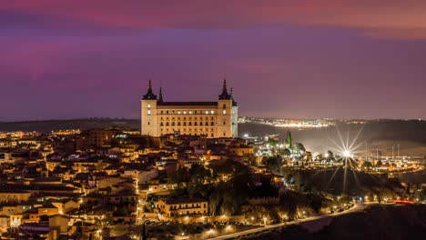 Malerische-Landschaft-Der-Antiken-Stadt-Mit-Palast-Im-Morgennebel