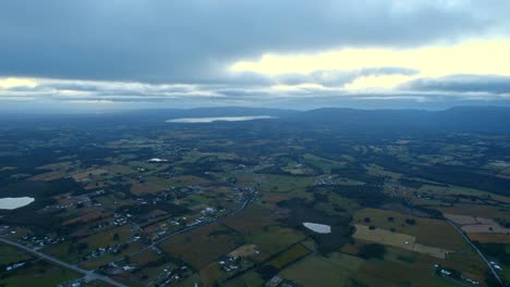 Vista-Desde-Arriba-De-Un-Entorno-Rural-Al-Atardecer-En-La-Isla-Grande-De-Chiloé,-Chile