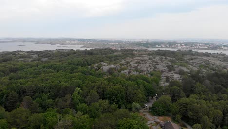 vista panorámica de la isla de hono desde la resistente isla de groto en la costa oeste del archipiélago de gotemburgo en suecia