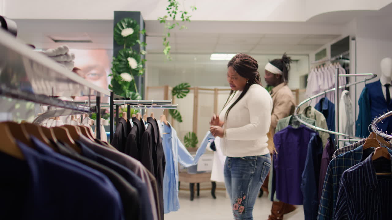 mujer navegando por las mercancías en una tienda de segunda mano
