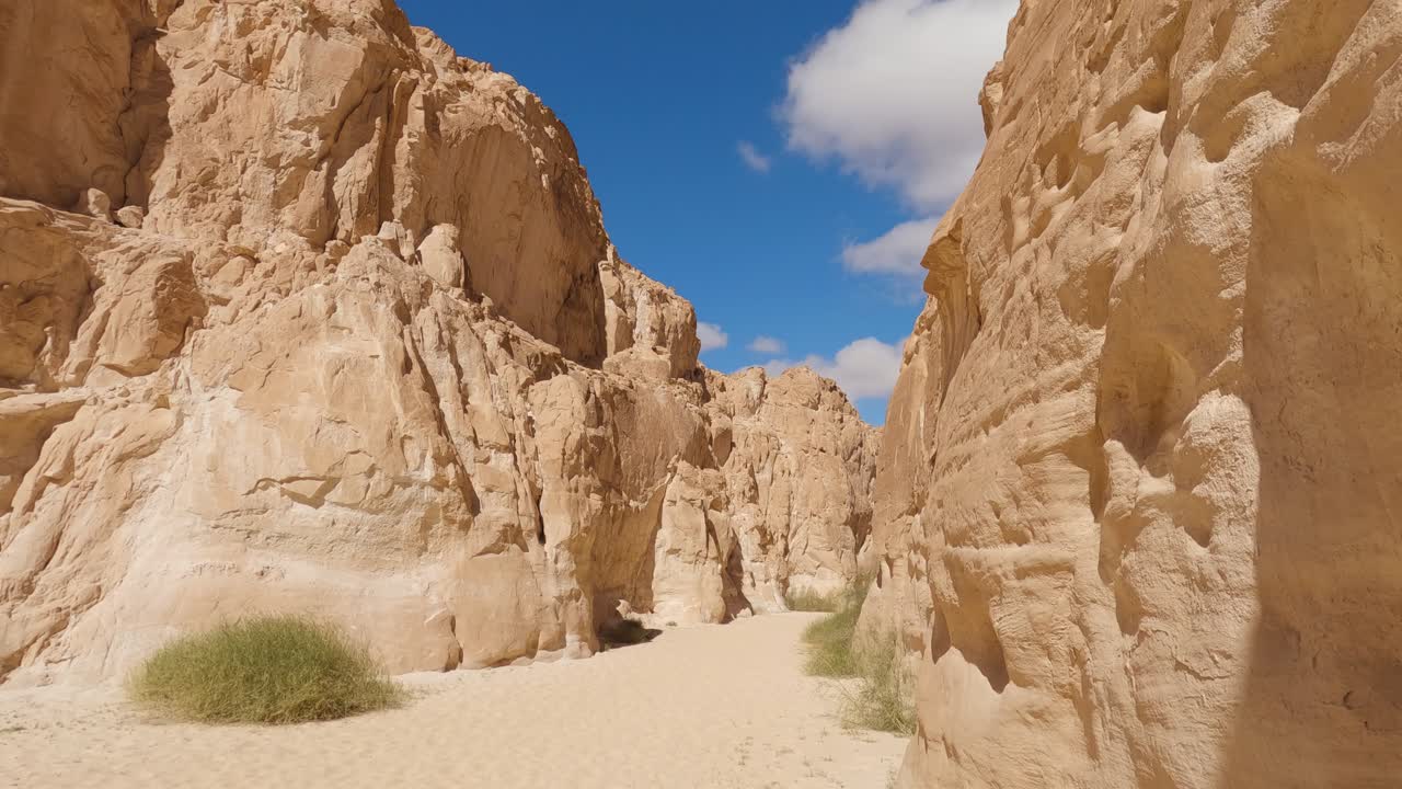 взгляд на пустой вход в песчаниковый каньон в египте с панорамированием на голубое небо