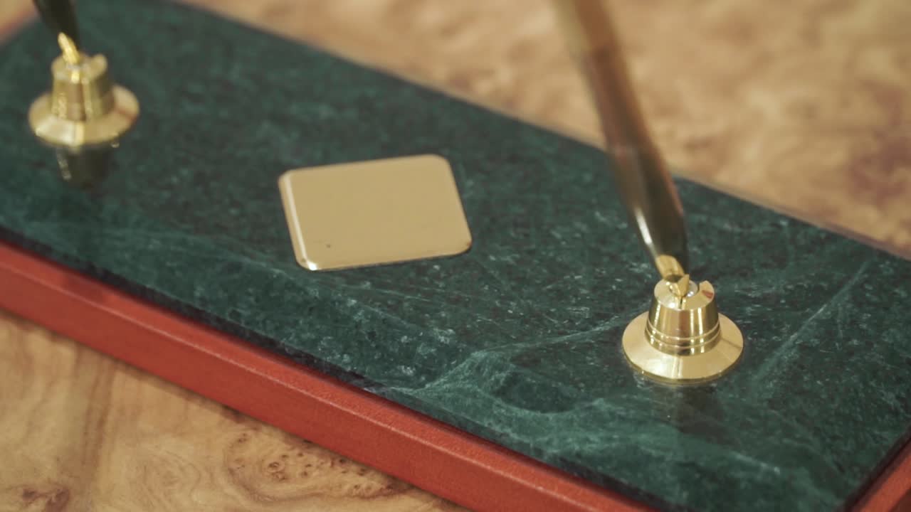 황금 센트와 함께 럭셔리 녹색 대리석 펜 홀더