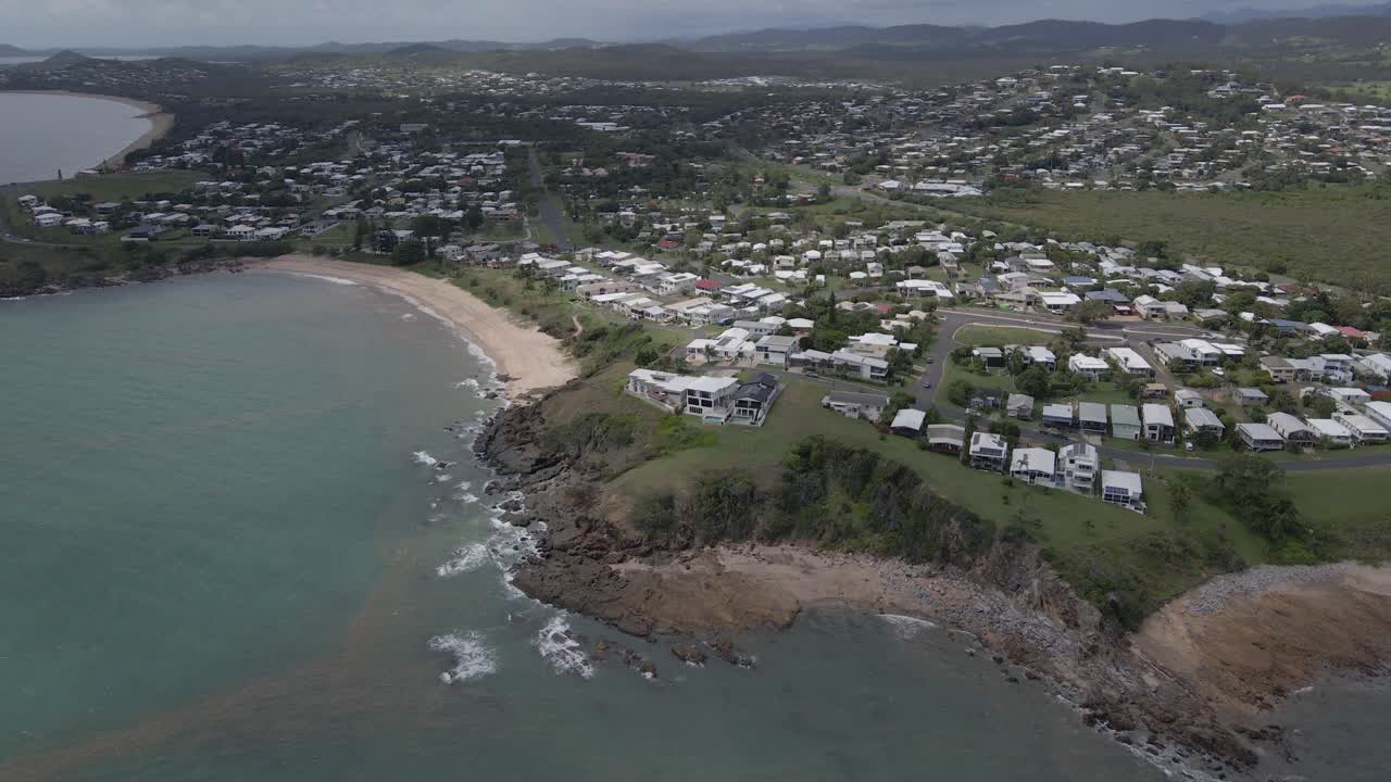 ciudad costera y playa de cooee bay en queensland, australia