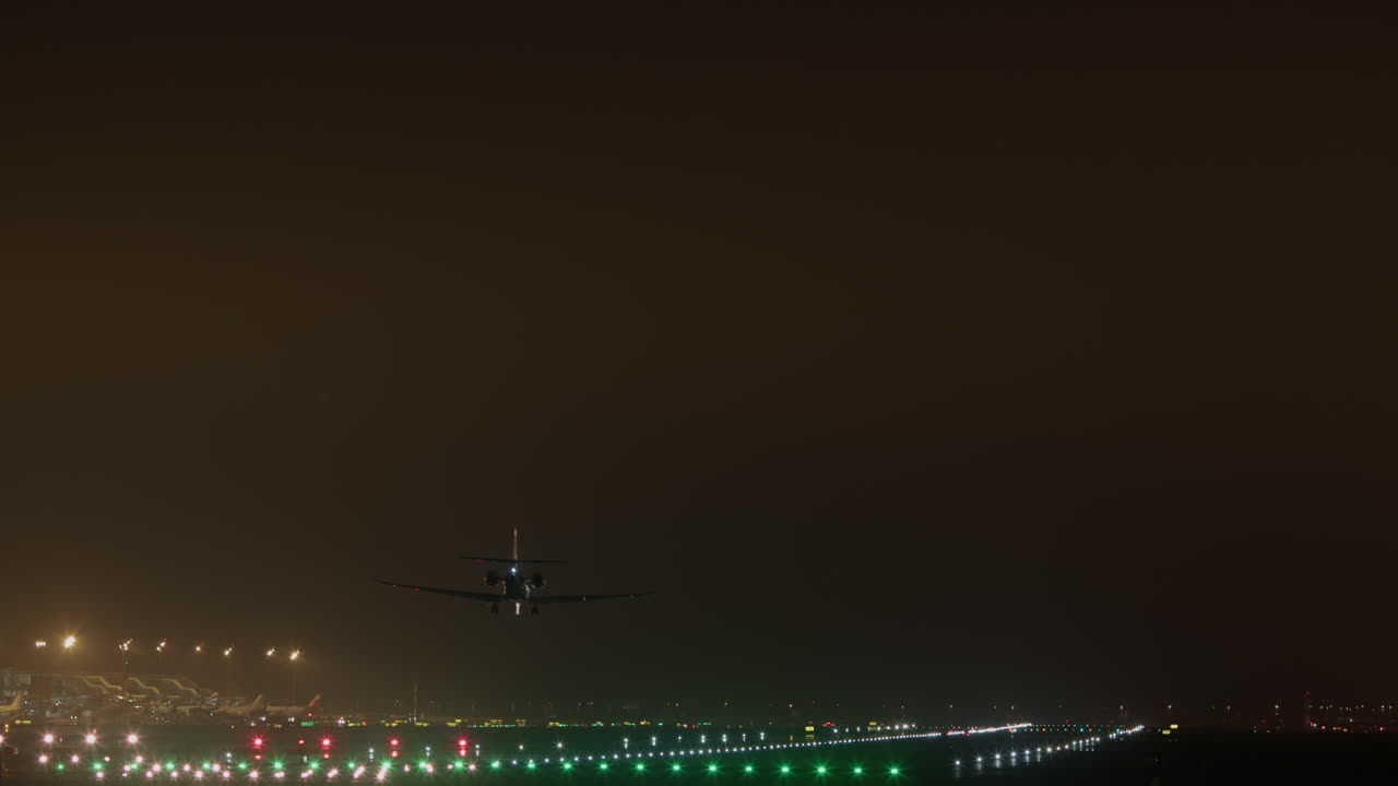 avión aterrizando en la noche