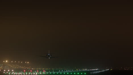avión aterrizando en la noche