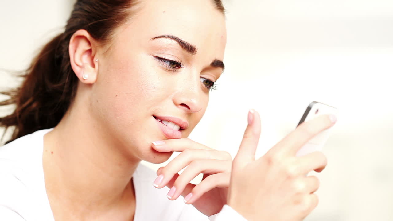 chica bonita enviando mensaje de texto teléfono móvil