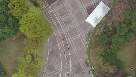 un club corriendo una mañana agradable en el parque